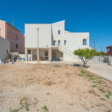 Dream House Aparthotel 3*